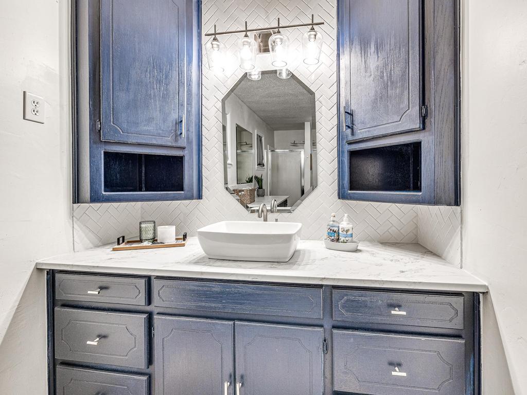 Primary bath at Edgewater Eufaula