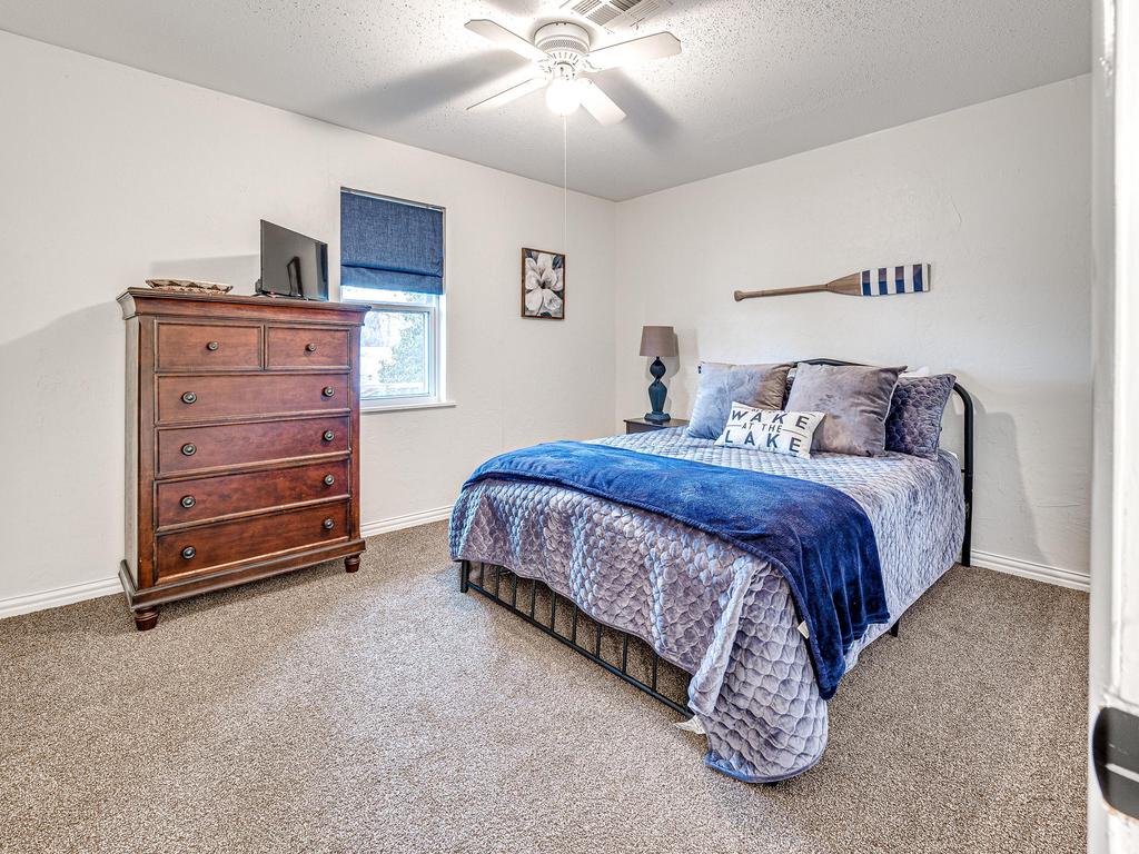 Guest bedroom at Edgewater Eufaula